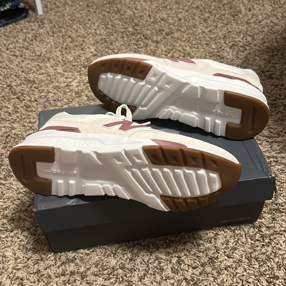 Women’s new balance 997H shoes - Picture 8 of 12